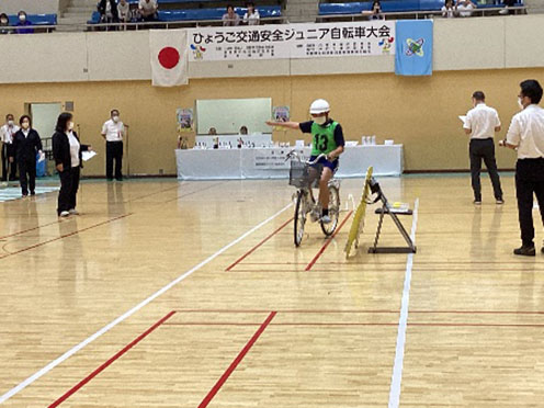 安全走行テスト(駐車車両脇の通過)